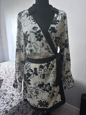 Abercrombie & Fitch Black and Cream Floral Wrap Robe